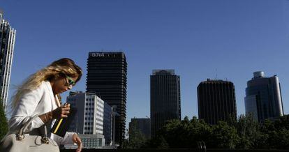 Unas 25.000 personas trabajan en AZCA. Al fondo, a la izquierda, la Torre del Banco Bilbao, una de las más emblemáticas del complejo, cuyos empleados están a punto de mudarse.