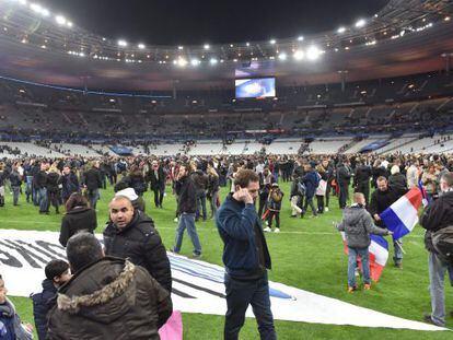 Los espectadores del Francia-Alemania se refugian en el estadio de Saint-Denis tras los atentados.
