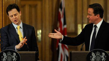 El primer ministro británico, David Cameron (derecha), y el viceprimer ministro, Nick Clegg, en 2010 en Londres.