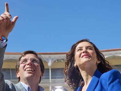 El alcalde de Madrid, José Luis Martínez-Almeida, y la presidenta de la Comunidad, Isabel Díaz Ayuso, el 13 de abril en Las Ventas, en el acto de presentación de las candidaturas del PP en la región.
