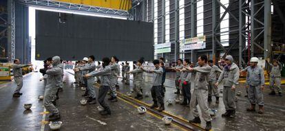 Un grupo de empleados realizan ejercicios antes de la jornada de trabajo en una f&aacute;brica de Hyundai en Ulsan, Corea del Sur. 