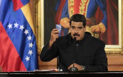 Maduro sostiene un ejemplar de la Constituci&oacute;n durante un discurso. 