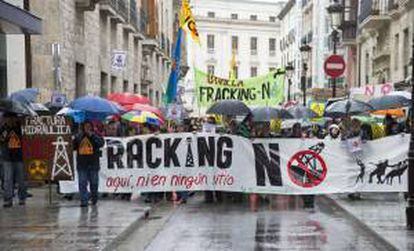 Varios colectivos ciudadanos y ecologistas de España han participado en una manifestación contra la utilización del fracking para la extracción de gas, convocada en la capital burgalesa. EFE/Archivo