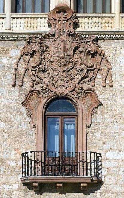 Escudo del cardenal Borbón, sobre la fachada de Covarrubias.