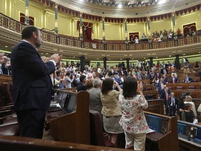 Diputados del PSOE y Podemos aplauden a los miembros del Consejo de Informativos de RTVE, tras la aprobación de la proposición de ley para recuperar la independencia de la corporación.