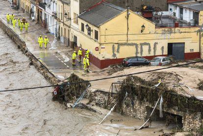 Personal de emergencias evalúa los daños causados tras la crecida del río Clariano en la localidad valenciana de Ontinyent.