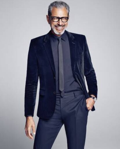 El intérprete de 'Independence Day: Contraataque' viste chaqueta, pantalón y gafas, todo, Saint Laurent por Hedi Slimane. Gafas Tom Ford y corbata vintage.