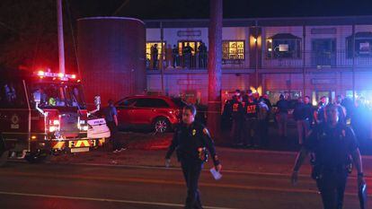Varios policías, este viernes en Tallahassee (Florida), después de que un hombre matase a dos personas a tiros en un centro de yoga.
