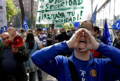 Los vigilantes de seguridad de metro en plena protesta por los recortes.