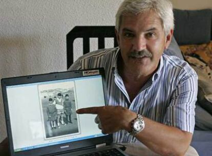 José Amador señala una de aquellas antiguas fotos en la que posan sus amigos y compañeros del colegio San Francisco Javier.