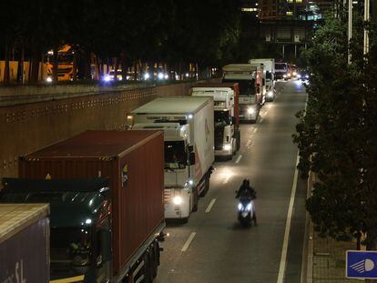 22/11/21 Protesta de transportistas por las limitaciones de acceso a la zona de bajas emisiones de Barcelona. Foto: Joan Sánchez