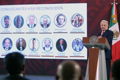 López Obrador expuso en su conferencia de prensa el día después de la marcha opositora una lista de convocantes que incluía a congresistas, empresarios e intelectuales.