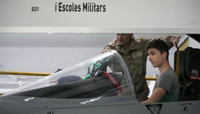 Un militar dona explicacions a un jove al mostrador de l'Exèrcit del Saló de l'Ensenyament, aquest dimecres a Barcelona.