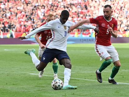 Dembélé ante Attila Fiola en el duelo entre Hungría y Francia en el Puskas Arena.