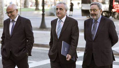 Adolf Todó, Pau Molins y Narcís Serra, a su llegada a la Audiencia de Barcelona, esta mañana. 