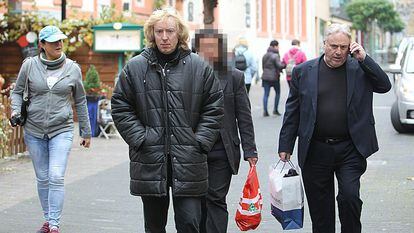A la izquierda, Xennt. A su derecha, un mafioso con el que se relacionaba: George Mitchell "The Penguin". La fotografía fue disparada en Alemania, en noviembre de 2015.