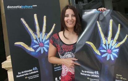 Carmen Ubago, diseñadora gráfica y autora de la imagen ganadora, posa con el cartel del concurso.