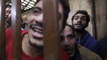 Un grupo de hombres tras ser absueltos de una acusación de "libertinaje" por un tribunal de El Cairo (Egipto).