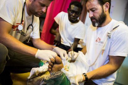 Médicos de MSF atienden a uno de los migrantes a bordo del 'Aquarius'.