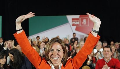 La candidata a la secretaría general en las elecciones primarias del PSOE Carme Chacón, durante una reunión con los militantes del PSOE en Sevilla, el 12 de enero de 2012. 