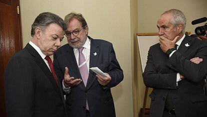 Juan Manuel Santos, presidente de Colombia, con Juan Luis Cebrián, presidente del grupo Prisa, y Antonio Caño, director de EL PAÍS.