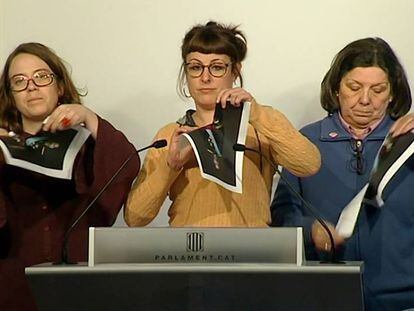 Las exdiputadas Eulàlia Reguant, Mireia Vehí y Gabriela Serra rompen fotos del Rey en 2016.