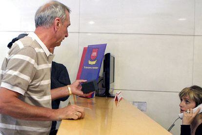 Johan Cruyff, en el momento de devolver la insignia de oro y brillantes del Barcelona.
