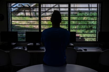 Luis (nombre ficticio) mira al patio desde el taller de informática de la Unidad de Hospitalización Psiquiátrica de Brians I, donde recibe tratamiento.