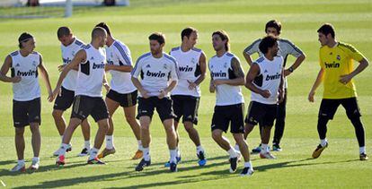 Benzema (el tercero por la izquierda) y sus compañeros, en el último entrenamiento antes de viajar a Barcelona.