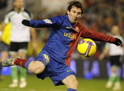 El 1 de febrero del 2009 entra en la historia del Barcelona. Lo hizo en un partido en el que los azulgrana perdían ante el Racing por 1-0. Messi, que comenzó como suplente, marcó los dos tantos del Barcelona y remontó el partido, que finalizaría 1-2. El segundo, de fuerte disparo con la derecha, era el gol 5000 del club en Liga.