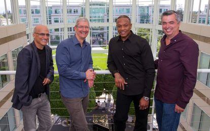 Jimmy Lovine, Tim Cook, Dr. Dre y Eddy Cue, tras la firma del acuerdo.