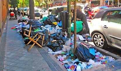 Basura junto a un colegio en Chamberí. La imagen es de Jmmcorral. https://twitter.com/jmmcorral