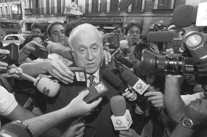 Xabier Arzalluz, en Madrid rodeado de periodistas después de salir de entrevistarse con el ministro del Interior, Juan Alberto Belloch, el 1 de septiembre de 1994.
