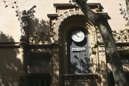 El reloj del teatro Poliorama de Barcelona que, precisa la placa, marca la “hora oficial”.