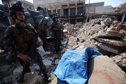 Fuerzas iraqu&iacute;es en un barricada de la ciudad vieja de Mosul, este s&aacute;bado