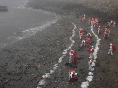 Trabajadores, durante la limpieza del derrame petrolero en Perú. 