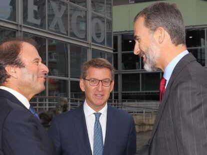 Felipe VI saluda al presidente del IEF, Ignacio Osborne, en presencia del presidente electo de la Xunta de Galicia, Alberto Nu&ntilde;ez Feijoo.