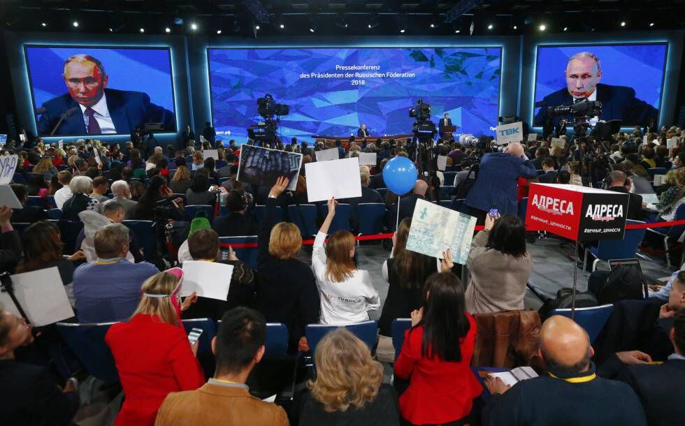 Los periodistas tratan de llamar la atención de Putin en su rueda de prensa anual, este jueves en Moscú.