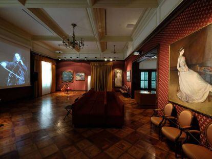 Interior de la casa museu de Pau Casals al Vendrell. A la dreta, un quadre de Francesca Vidal, fet per la seva germana Lluïsa Vidal.