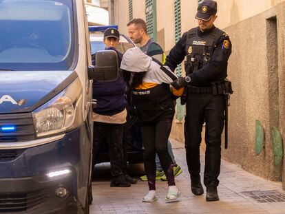 La mujer detenida por arrojar a su bebé a un contenedor es trasladada por agentes de la Policía Nacional a los Juzgados de Manacor este lunes.