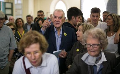 El candidat d'Esquerra Republicana de Catalunya a l'alcaldia de Barcelona, Ernest Maragall, fa cua per votar al col·legi escola Infant Jesús, a Barcelona.