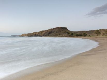 Panorámica de la playa de Percheles, en Mazarrón (Murcia).