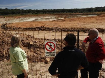 Antiguo encinar ahora talado y excavado para construir la mina de uranio a cielo abierto en Retortillo (Salamanca).