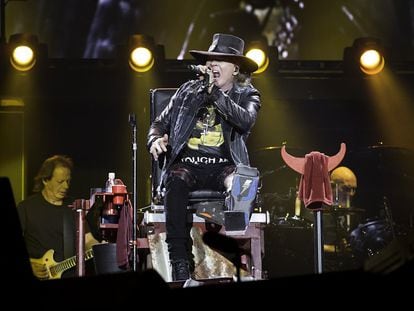Axl Rose, postrado por una lesión en el pie, durante el concierto en Sevilla.