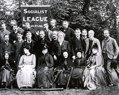 Morris a junto a otros miembros de la rama Hammersmith de la Liga Socialista en 1890.