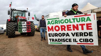Participantes en la protesta de los tractores, el jueves por la tarde a las puertas de Roma.