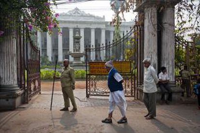 Puerta de acceso al Marble Palace de Calcuta, en India.
