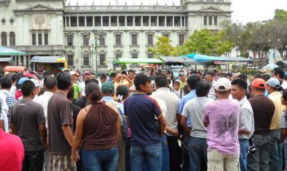 Un 'merolico', en la Plaza Mayor de Ciudad de Guatemala.
