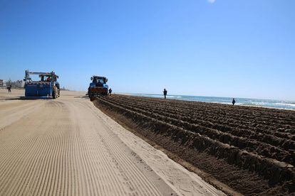 Els tractors duen a terme el condicionament de les platges de Barcelona.
