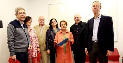 Alberto López Basaguren a la derecha de la imagen, junto al resto de los impulsores del manifiesto.